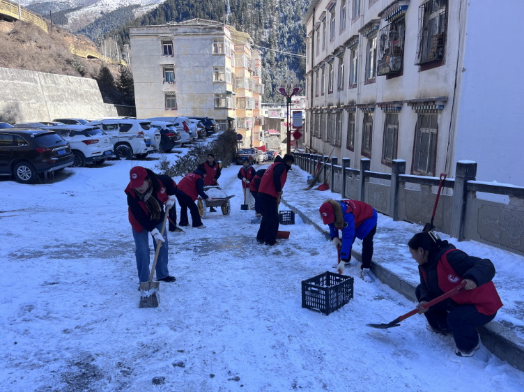 挺膺擔(dān)當(dāng)志愿服務(wù)，清冰除雪保障安全