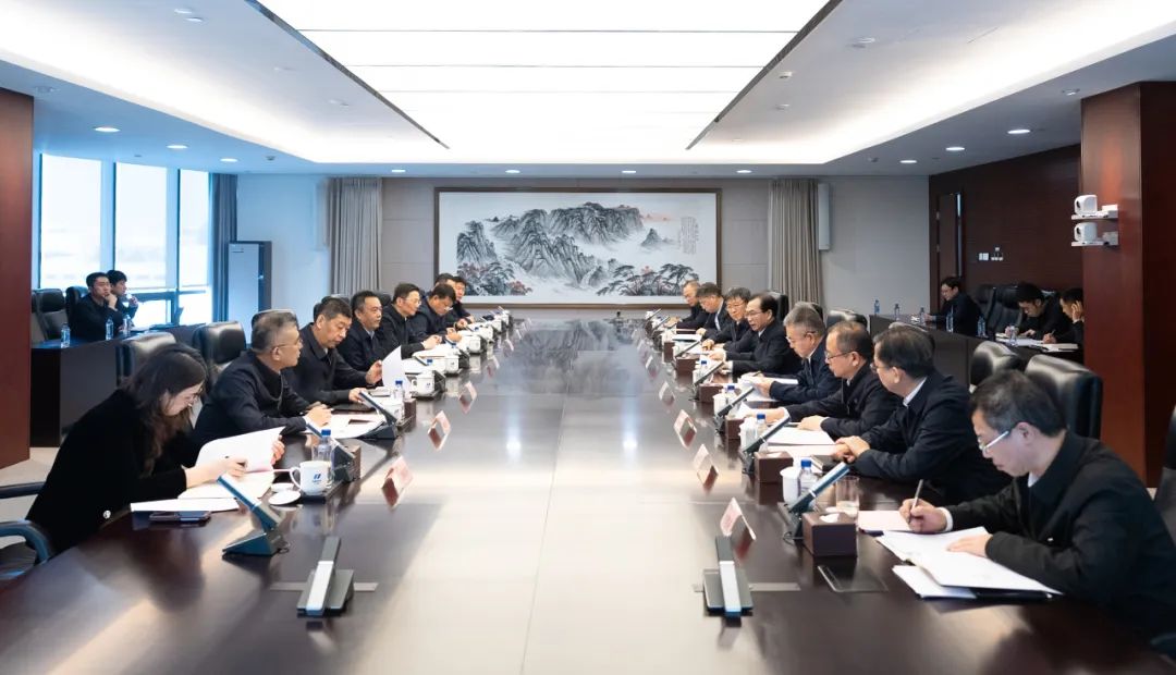 華電集團(tuán)董事長江毅、總經(jīng)理葉向東與哈電集團(tuán)董事長曹志安、總經(jīng)理黃偉舉行會(huì)談