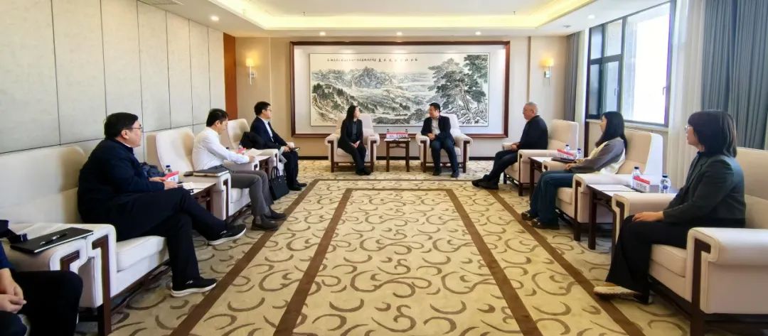 中國(guó)農(nóng)業(yè)銀行吉林省分行黨委委員、副行長(zhǎng)兼長(zhǎng)春分行黨委書記、行長(zhǎng)曹紅一行拜訪華電吉林公司